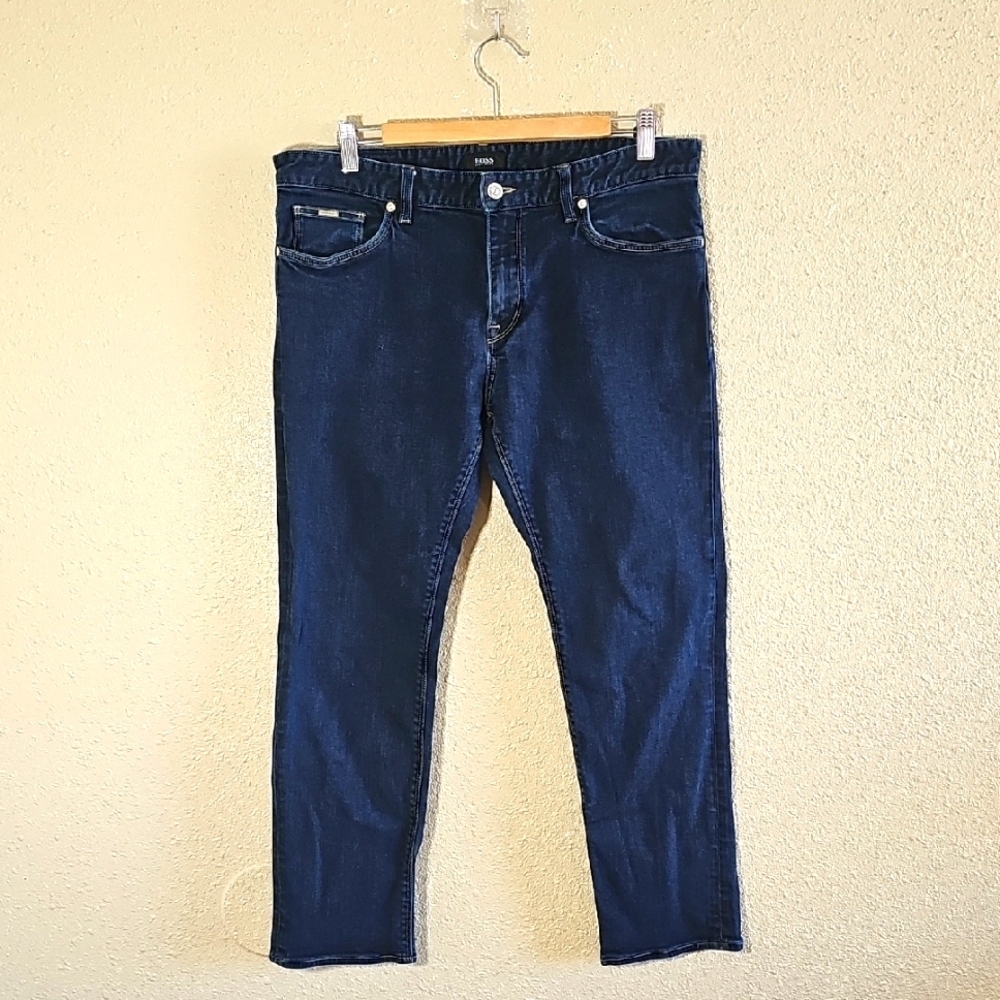 HUGO BOSS Straight Jeans.